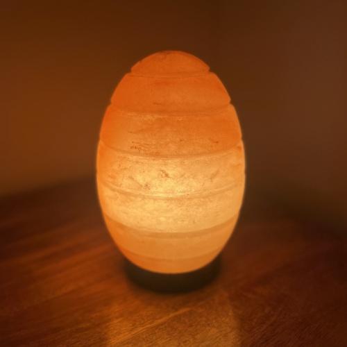 En oval saltlampe fra Himalaya har et moderne udtryk